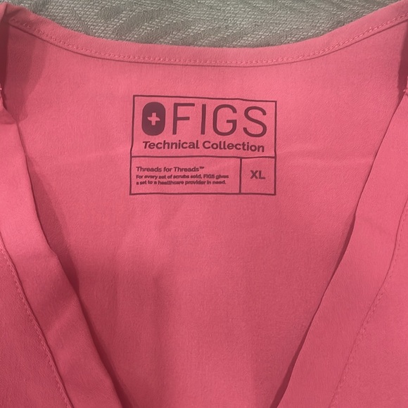 Figs mauve two pocket scrub top. Excellent condition. - Picture 6 of 9